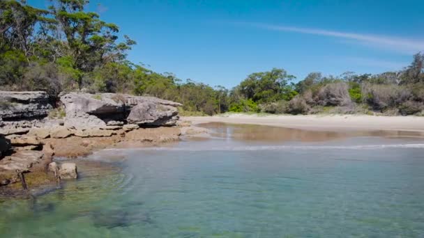 Jervis Bay v Austrálii. Scénický skalnatý břeh a čistá mořská voda. Ohromující krajina, krásná příroda v blízkosti moře — Stock video