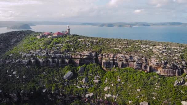 Barrenjoey fyr. En vacker plats, en pittoresk klippa i havet, där det finns en fyr. — Stockvideo