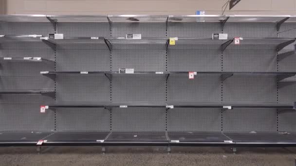 スーパーの棚にはトイレタリーペーパーはありません。危機はパニックによって引き起こされる。一部の商品の不足 — ストック動画