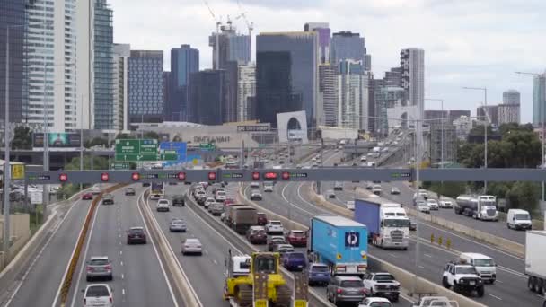 Trafic aglomerat pe o autostradă largă. Infrastructură rutieră urbană . — Videoclip de stoc