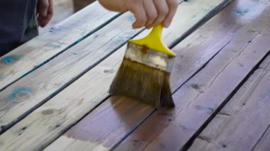 Eski tahtayı kahverengi gebelikle süslemek. Korunmak için tahta üzerine boya. Ev yapımı.