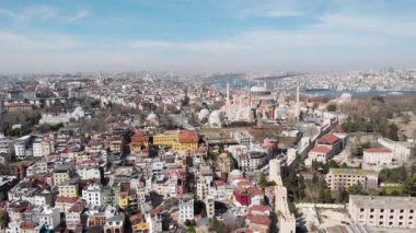 İstanbul 'un havadan görünüşü mühürleniyor. Düşük evlerin çatıları ve görkemli camiler.