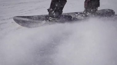 Aşırı kış eğlencesi. Akıllı bir snowboardcu karda yuvarlanır..