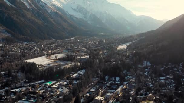 Vista aérea. Um magnífico panorama em Chamonix. O famoso resort francês a partir de uma vista panorâmica . — Vídeo de Stock