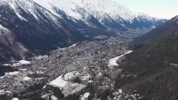 Vista aérea. Chamonix, un pueblo al pie del Mont Blanc. Balneario alpino en invierno — Vídeo de stock