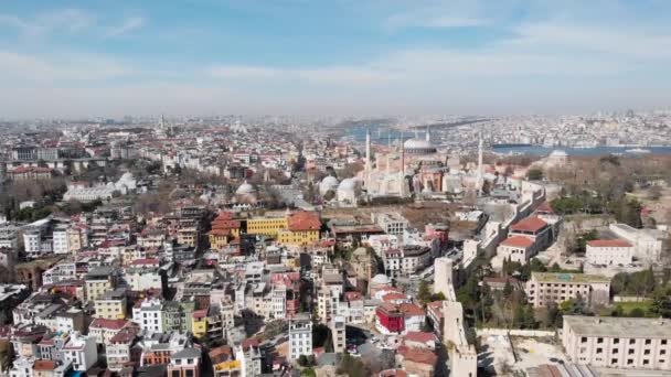 Försegla en flygbild av våren Istanbul. Tak av låga hus och majestätiska moskéer — Stockvideo