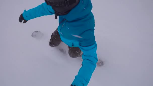 Egy magabiztos snowboardos lábai. Sportolók lovagol fehér hó, extrém sportok. — Stock videók