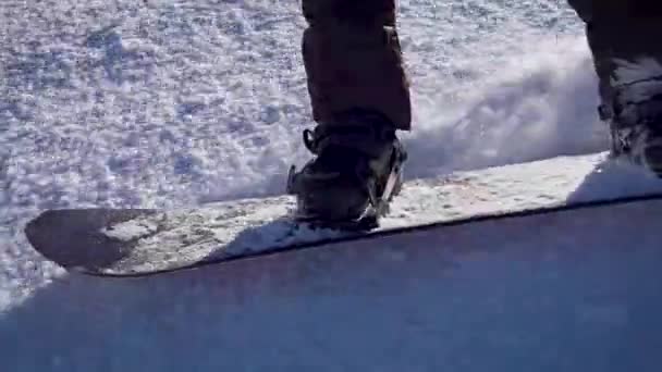 Extreme winter entertainment. A clever snowboarder rolls in the snow. — Stock Video