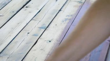 Çerçevede büyük bir fırça ve ağacın üzerinde kahverengi boya var. Eski duvar tahtasını dekore ediyorum..