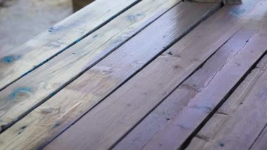 Eski bir ağaçla restorasyon işi. Tahtaları kahverengi gebelikle boyuyorum..