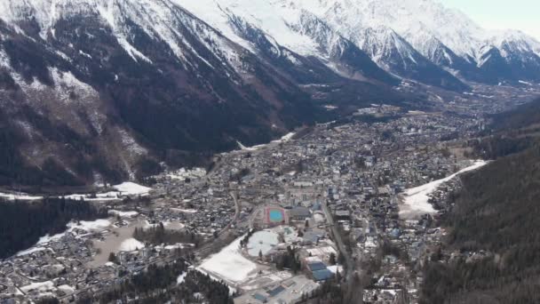 Vista aérea. Chamonix, un pueblo al pie del Mont Blanc. Balneario alpino en invierno — Vídeos de Stock