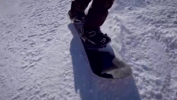 Las piernas de un snowboarder seguro. Paseos de deportistas en nieve blanca, deportes extremos . — Vídeo de stock