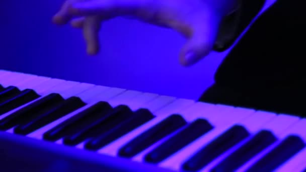 Disco piano, spelen de piano, een hand man piano spelen — Stockvideo