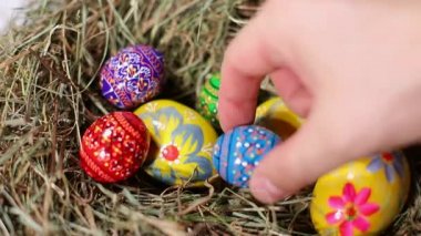 Renkli Paskalya yumurtalarının yakın çekimi yuvada yatıyor.