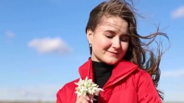 Güzel gülümseyen esmer kız elinde bir buket kardamlası tutuyor ilk bahar çiçekleri.