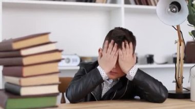 Çocuk kitap okumak istemiyor ama eğlence için akıllı telefon kullanıyor.