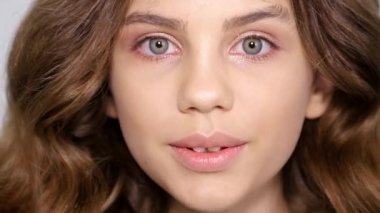 Güzel yüzlü tatlı küçük kız..