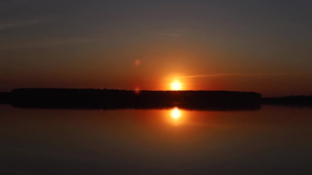 湖の上の日没、美しい風景、赤い太陽。美しい空だ。時間の経過 — ストック動画