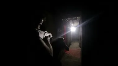 Lazer silahı olan bir grup mutlu genç eğleniyor.