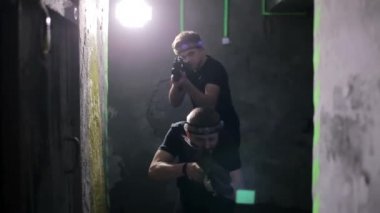 Lazer silahı olan bir grup mutlu genç eğleniyor.