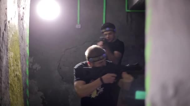 Grupo de adolescentes felizes com armas laser se divertindo — Vídeo de Stock