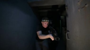 Lazer silahı olan bir grup mutlu genç Lazer etiketli arenada eğleniyor, lazer savaşı,