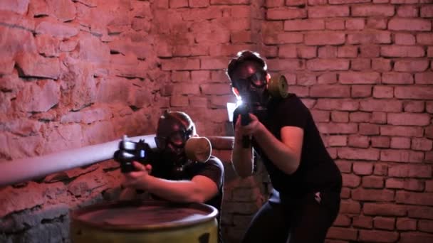 Laserové zbraně baví na tmavé lasertag aréně, laser tag, laserová zbraň — Stock video