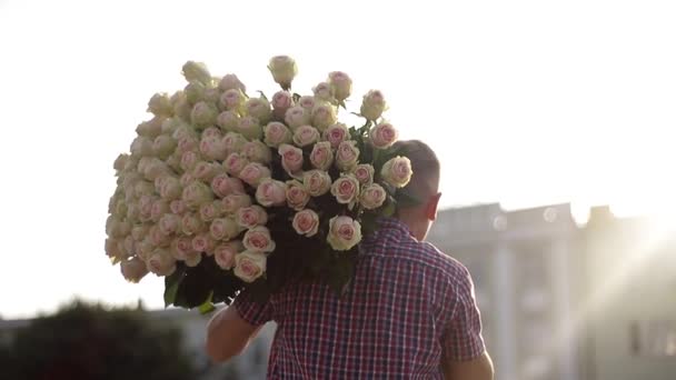 Мужчина делает предложение, большой букет цветов — стоковое видео