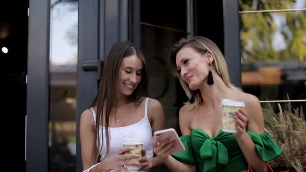 Dos chicas tomando café de vajilla desechable, reunión con el mejor amigo — Vídeos de Stock