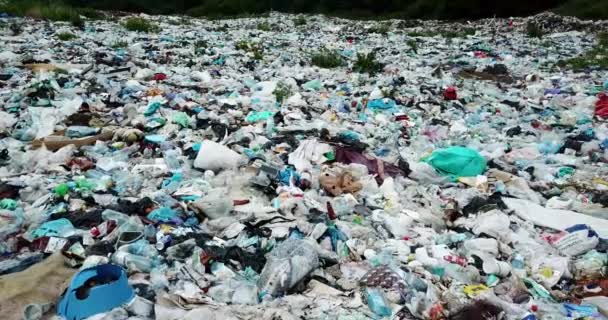 Gemorst afval op het strand van de grote stad. Lege gebruikte vieze plastic flessen. Vuile zee zandige kustlijn van de Zwarte Zee. Milieuvervuiling. Ecologisch probleem. Bokeh bewegende golven op de achtergrond — Stockvideo