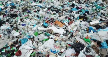 Modern uygarlığın gelişimini sağlamak için kötü tüketim kültürü çevreyi çevreleyen doğa üzerinde olumsuz bir etki yaratır. Karpatların arka planında ekolojik bir felaket