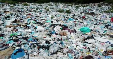 Büyük şehrin plajına çöp döküldü. Kullanılmış kirli plastik şişeler. Karadeniz 'in kirli kumlu kıyıları. Çevre kirliliği. Ekolojik bir sorun. Bokeh arka planda dalgaları hareket ettiriyor