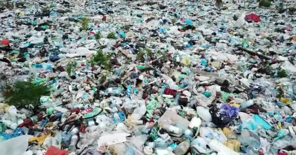 Derramou lixo na rua de uma cidade grande. Vazio usado garrafas de plástico sujo. Mar sujo costa arenosa do Mar Negro. Poluição ambiental. Problema ecológico — Vídeo de Stock