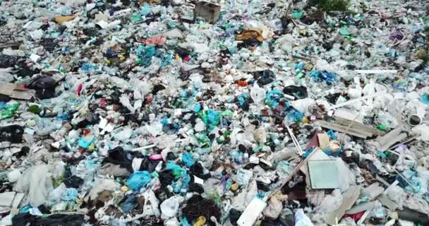 Déchets renversés sur la plage de la grande ville. Vide utilisé des bouteilles en plastique sale. Mer sale rivage sablonneux la mer Noire. Pollution de l'environnement. Problème écologique. Bokeh vagues en mouvement en arrière-plan — Video