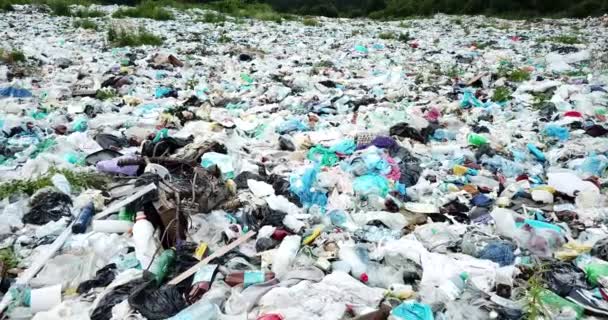 Mountain garbage, large garbage pile, degraded garbage. Pile of stink and toxic residue. These garbage come from urban areas, industrial areas. Consumer society Cause massive waste. Can not get rid of — Stock Video
