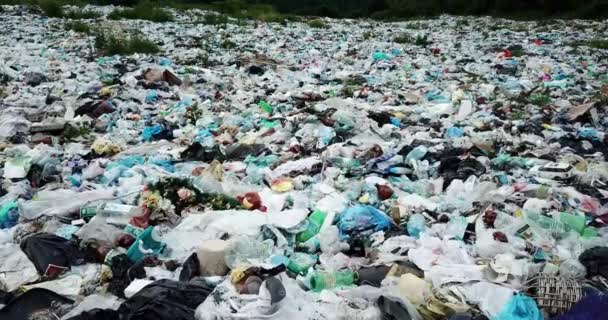 Vysypané odpadky na pláži velkoměsta. Prázdné použité špinavé plastové láhve. Špinavé mořské písčité pobřeží Černého moře. Znečištění životního prostředí. Ekologický problém. Bokeh pohybující se vlny v pozadí — Stock video