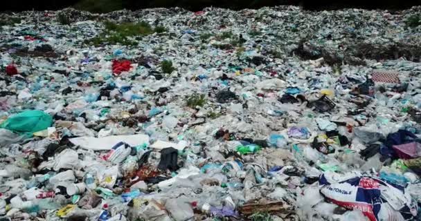 把垃圾倒在大城市的海滩上.空瓶使用的是肮脏的塑料瓶.黑海沿岸肮脏的海砂.环境污染。生态问题。背景中的Bokeh运动波 — 图库视频影像