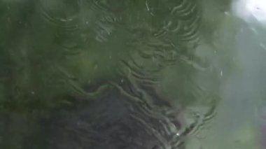 Pencerenin kenarındaki güzel yağmura bakarak soyut sanat arkaplanını görebilirsiniz. Klasik Ton