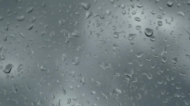 Pencerenin kenarındaki güzel yağmura bakarak soyut sanat arkaplanını görebilirsiniz. Klasik Ton