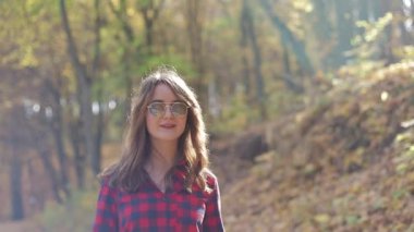 İş merkezlerinin arka planında Kuala Lumpur parkında oturan ve selfie çeken bir kız, mutlu.