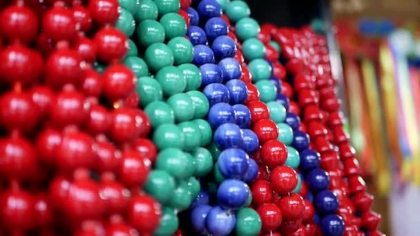 Auswahl traditioneller farbenfroher Gebetsperlenketten oder Rosenkränze auf einem türkischen Markt in Istanbul, Türkei — Stockvideo