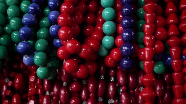 Selectie van traditionele kleurrijke bidkralen ketting of rozenkrans tentoongesteld op een Turkse markt in Grand Bazaar istanbul, Turkije — Stockvideo