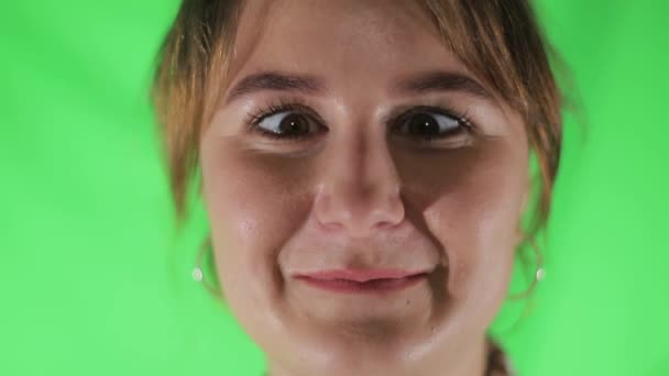 Jaro, holčička s beruškou na nose na bílém pozadí — Stock video