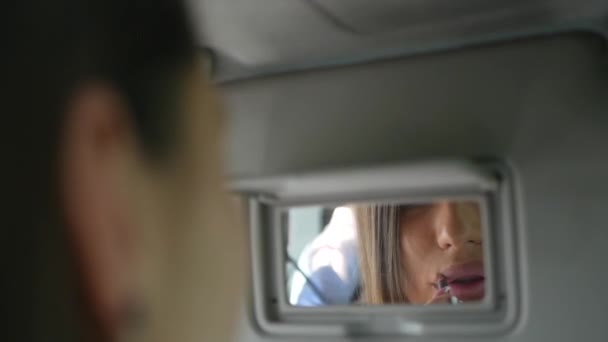 Κορίτσι Ζωγραφίζει Χείλη Της Στο Αυτοκίνητο Μοντέλο Ζωγραφίζει Χείλη Της — Αρχείο Βίντεο
