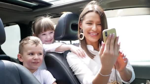 Família Feliz Falando Webcam Carro Usando Redes Sociais Sorrisos Sinceros — Vídeo de Stock