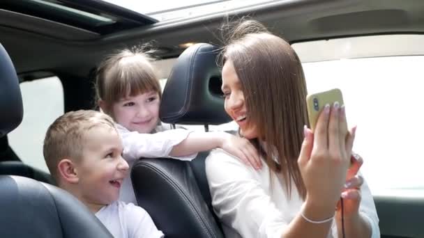 Famille Heureuse Parlant Sur Webcam Dans Voiture Utilisant Les Réseaux — Video