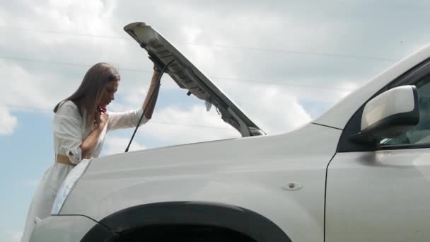 Mujer Expresa Desconcierto Cuando Mira Debajo Capucha Del Coche Problemas — Vídeos de Stock