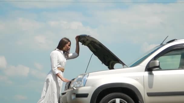 Femme Exprime Perplexité Quand Elle Regarde Sous Capot Voiture Problèmes — Video