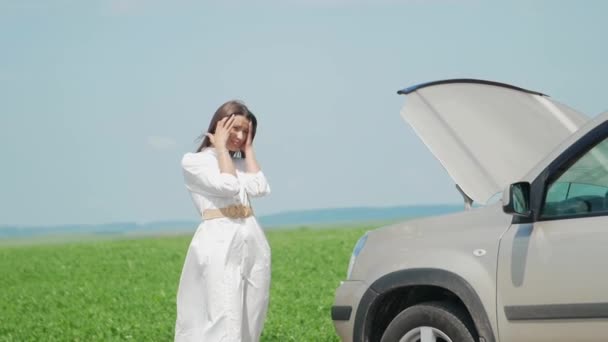 Kobieta Wyraża Zdumienie Gdy Patrzy Pod Maskę Samochodu Problemy Swoim — Wideo stockowe