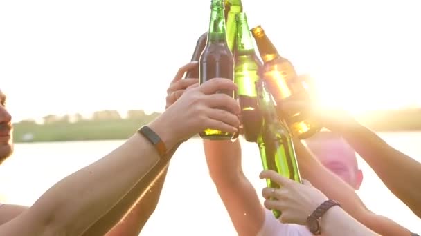 快乐的朋友在日落时跳舞 手里拿着一杯饮料 — 图库视频影像